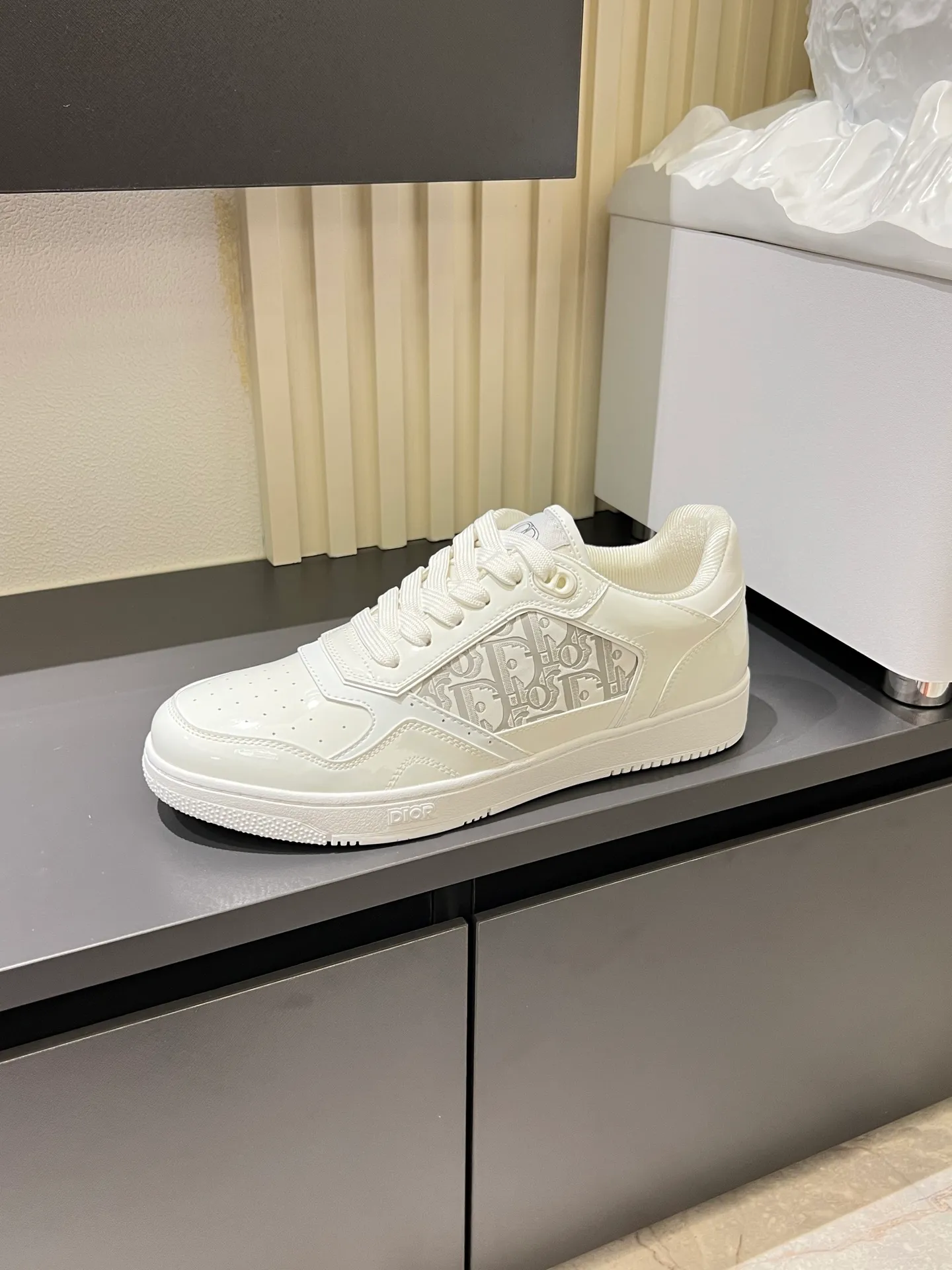 Men's shoes 💰p400 "Dio*" mid-top B27 casual sneakers. This B27 high-top sneaker is a new product in the series and continues Di*r's classic style. Crafted from gray and white smooth calf leather with beige and black Oblique print panels on the sides. The "CD Icon" shaped shoelace eyelets are clever and delicate, and the two-color rubber sole, rear collar and heel are all equipped with the brand's iconic details to enhance the style. Oblique printed straps at the ankle allow for an adjustable fit to complement the overall design. Fashionable and versatile, it can complement any look. Create an exquisite design with unique dynamic vitality and modern atmosphere, presented in low-top and high-top styles. This new must-have shoe adds a new dimension to Dior's archive heritage, embodying modern elegance. Purchase the original version and make it 1:1. If you need top quality, please come to me! Male 38-44!